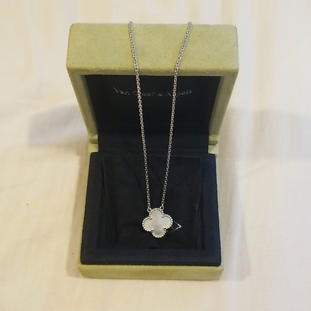 Van cleef & arpel alhambra necklace